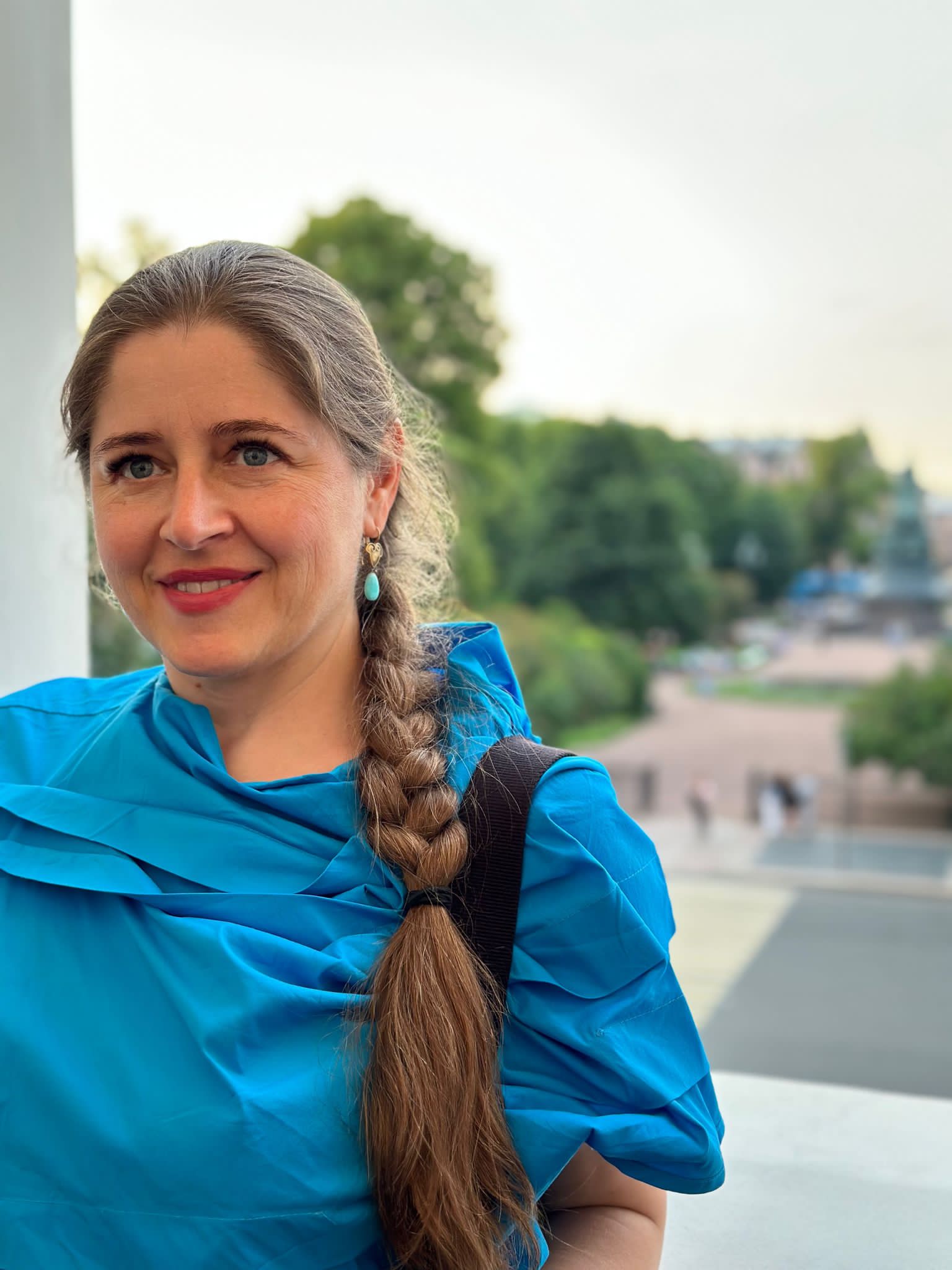 Яна-фото-в-бирюзовом