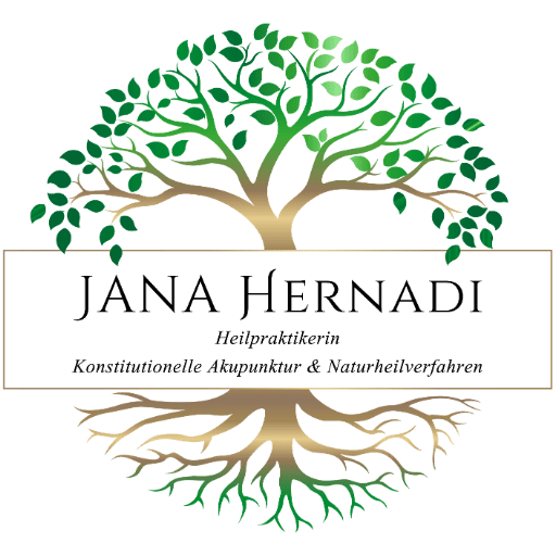 Logo der Heilpraktikerin Jana Hernadi mit Baum-Motiv, das ihre Praxis für Akupunktur und Naturheilverfahren repräsentiert.
