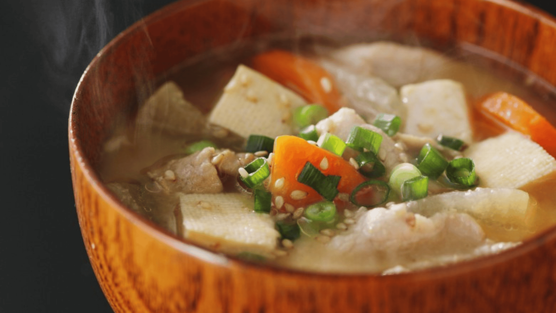 Eine heiße Suppe mit Gemüse und Fleisch, die Wärme spendet und die Gesundheit fördert. Perfekt für kalte Tage und zur Stärkung des Immunsystems.